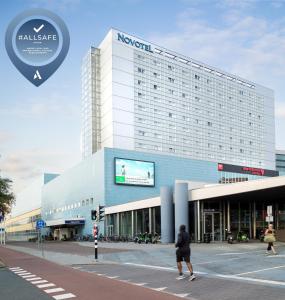 un grand bâtiment avec un panneau sur son côté dans l'établissement Novotel The Hague World Forum, à La Haye