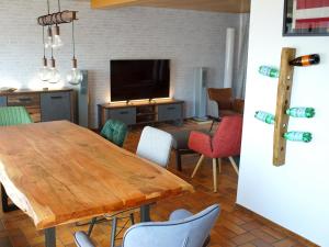 a dining room with a wooden table and chairs at Ferienwohnung Auszeit in Bietigheim-Bissingen