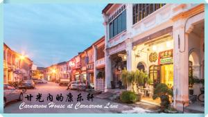 a city street at cameramen lane at canyonlands inn at Carnarvon House in George Town