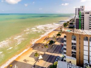 uma vista aérea da praia e dos edifícios em Grand Mercure Recife Boa Viagem em Recife