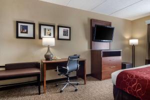 Un televizor și/sau centru de divertisment la Comfort Suites Woodstock - Atlanta North