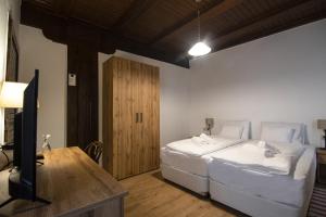 A bed or beds in a room at Jégverem Fogadó