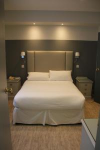 Una cama o camas en una habitación de Centennial Hotel