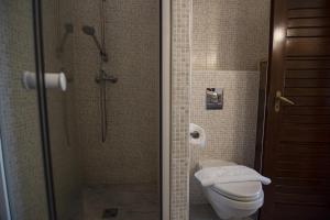 A bathroom at Jégverem Fogadó
