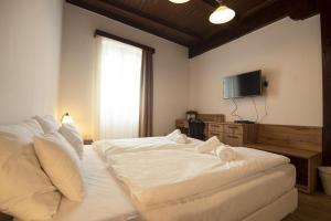 A bed or beds in a room at Jégverem Fogadó