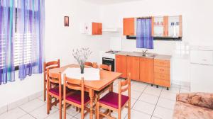 Kuchyň nebo kuchyňský kout v ubytování Apartments Goldie