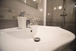 A bathroom at Jégverem Fogadó