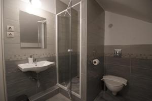 A bathroom at Jégverem Fogadó