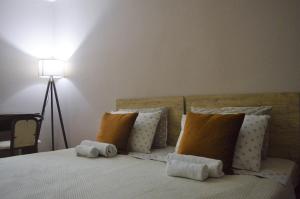 ein Schlafzimmer mit einem Bett mit Handtüchern darauf in der Unterkunft Hotel Park in Negotino