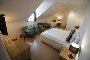 A bed or beds in a room at Jégverem Fogadó