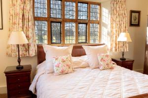Knowlton Properties في كانتربيري: غرفة نوم بسرير مع مصباحين ونوافذ اثنين