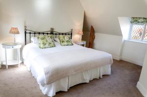 Knowlton Properties في كانتربيري: غرفة نوم بسرير ابيض مع مخدات خضراء
