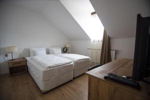 A bed or beds in a room at Jégverem Fogadó