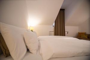 A bed or beds in a room at Jégverem Fogadó