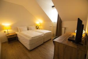 A bed or beds in a room at Jégverem Fogadó
