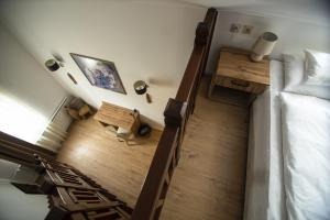 an overhead view of a bedroom with a bed and a desk at Jégverem Fogadó in Sopron