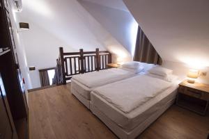 A bed or beds in a room at Jégverem Fogadó