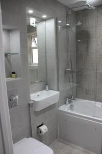 Centennial Hotel tesisinde bir banyo