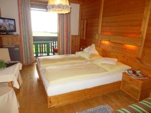 Postel nebo postele na pokoji v ubytování Bio - Hotel - Alpengasthof Koralpenblick
