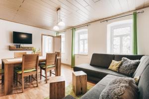 ein Wohnzimmer mit einem Sofa und einem Tisch in der Unterkunft Ferienwohnungen Königstein in Königstein an der Elbe