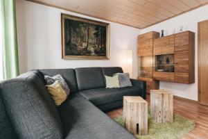 ein Wohnzimmer mit einem Sofa und 2 Holztischen in der Unterkunft Ferienwohnungen Königstein in Königstein an der Elbe