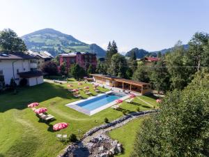 widok z lotu ptaka na dom z basenem w obiekcie Hotel Sonnschein w mieście Niederau