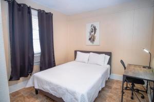 niewielka sypialnia z łóżkiem i biurkiem w obiekcie Virginia #A Cozy 2BA/1BA near Downtown Sleeps 8 w mieście San Antonio