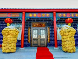 吉林雾凇岛满照凇居客栈的门前有红地毯的建筑