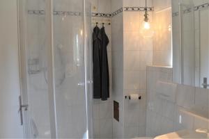 a bathroom with a shower and a sink at Ferienhaus der Seeweiherturm in Weißenburg in Bayern