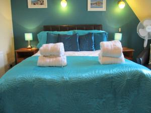 Een bed of bedden in een kamer bij Cranborne Guest Accommodation Exclusively for Adults