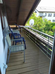 dos sillas azules sentadas en la cubierta de un edificio en Fewo-Nescht en Vaihingen an der Enz