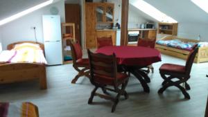 una habitación con mesa y sillas y un dormitorio en Fewo-Nescht en Vaihingen an der Enz