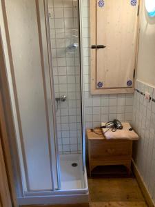 baño pequeño con ducha y mesa de madera en Casa Prabellino en Caspoggio