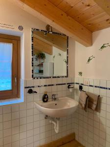 uma casa de banho com um lavatório e um espelho em Casa Prabellino em Caspoggio