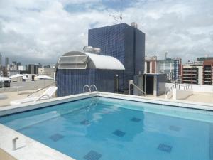 una piscina en la azotea de un edificio en Atlântico Tambaú Home Service, en João Pessoa