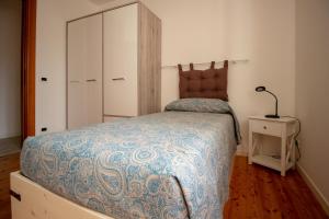 1 dormitorio con 1 cama grande, vestidor y armario en IL PORTONCINO VERDE, en Negrar