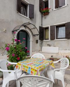 una mesa y sillas con un colorido mantel en IL PORTONCINO VERDE, en Negrar