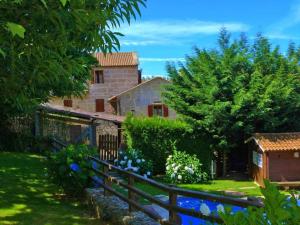 dom z płotem przed podwórkiem w obiekcie Cas do Mestre Casa rural con Encanto w mieście Pontevedra