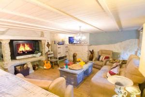 salon z kanapą i kominkiem w obiekcie Cas do Mestre Casa rural con Encanto w mieście Pontevedra