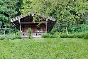 uma pequena cabana de madeira num campo de relva em Hafnerhof em Einöden