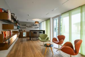 ein Wohnzimmer mit Stühlen und einem Tisch in der Unterkunft Hotel Artos Interlaken in Interlaken
