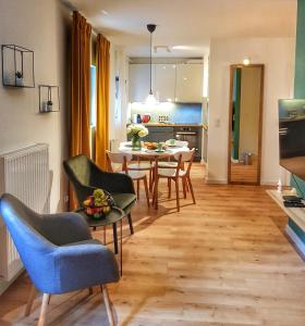 eine Küche und ein Esszimmer mit einem Tisch und Stühlen in der Unterkunft Old Motława Mirror Apartment in Danzig