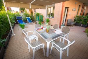 Patio alebo iná vonkajšia časť ubytovania Alba Serena Camere