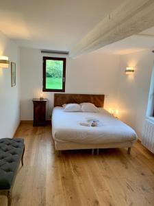 Un pat sau paturi într-o cameră la Le Pressoir du Clos Vert