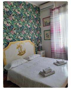 1 dormitorio con 1 cama con 2 toallas en Domus Lucilla, en Roma
