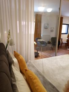 - une chambre avec un canapé et un salon dans l'établissement Old Motława Mirror Apartment, à Gdańsk