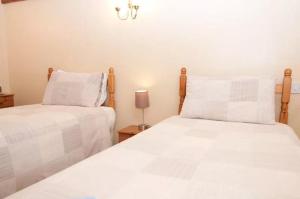 A bed or beds in a room at Hopley House Bed & Breakfast 