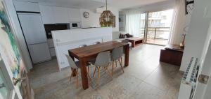 cocina con mesa de madera y algunas sillas en Apartamento en primera linea de mar - Sant Antoni de Calonge, en Calonge