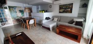 - un salon avec un canapé et une table dans l'établissement Apartamento en primera linea de mar - Sant Antoni de Calonge, à Calonge