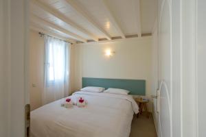 Un pat sau paturi într-o cameră la Santorini Med Homes - Sunday Apartment